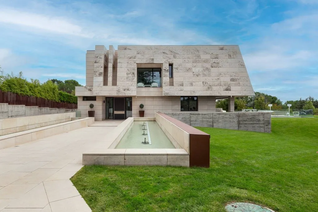 House 1000m² in Portugal, Lisbon. Priced at 10000000€ rent photo-3