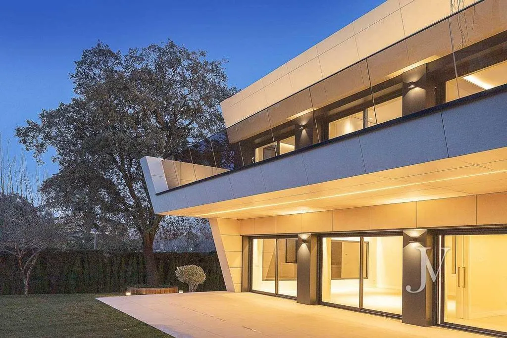 House 930m² in Portugal, Lisbon. Priced at 7250000€ rent photo-2