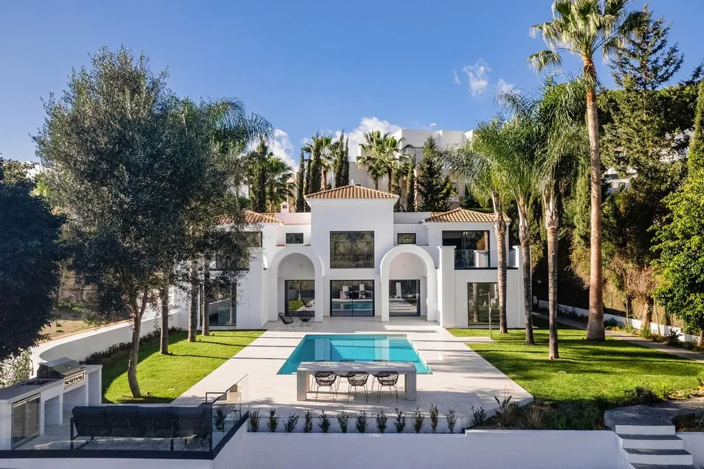 Villa 385m² in Spain, Benaavis. Priced at 2250000€ rent photo-1