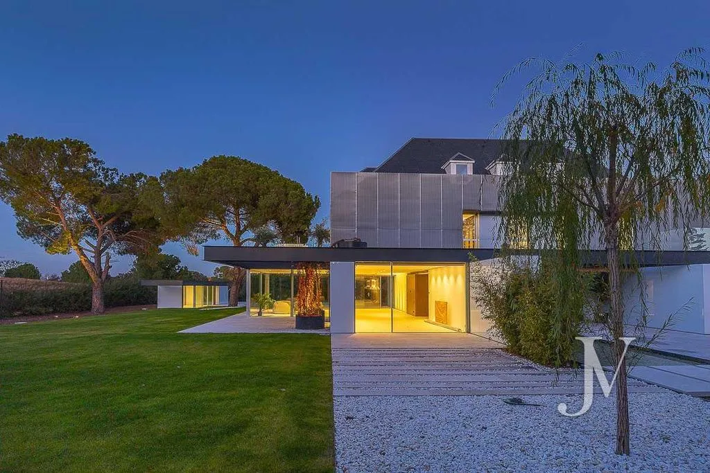House 631m² in Portugal, Lisbon. Priced at 7975000€ rent photo-3