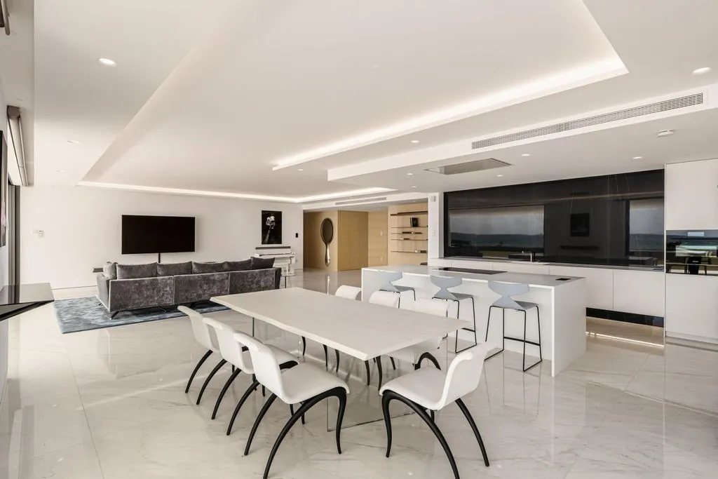 Flat 453m² in USA, Southbury. Priced at 4900000€ rent photo-2