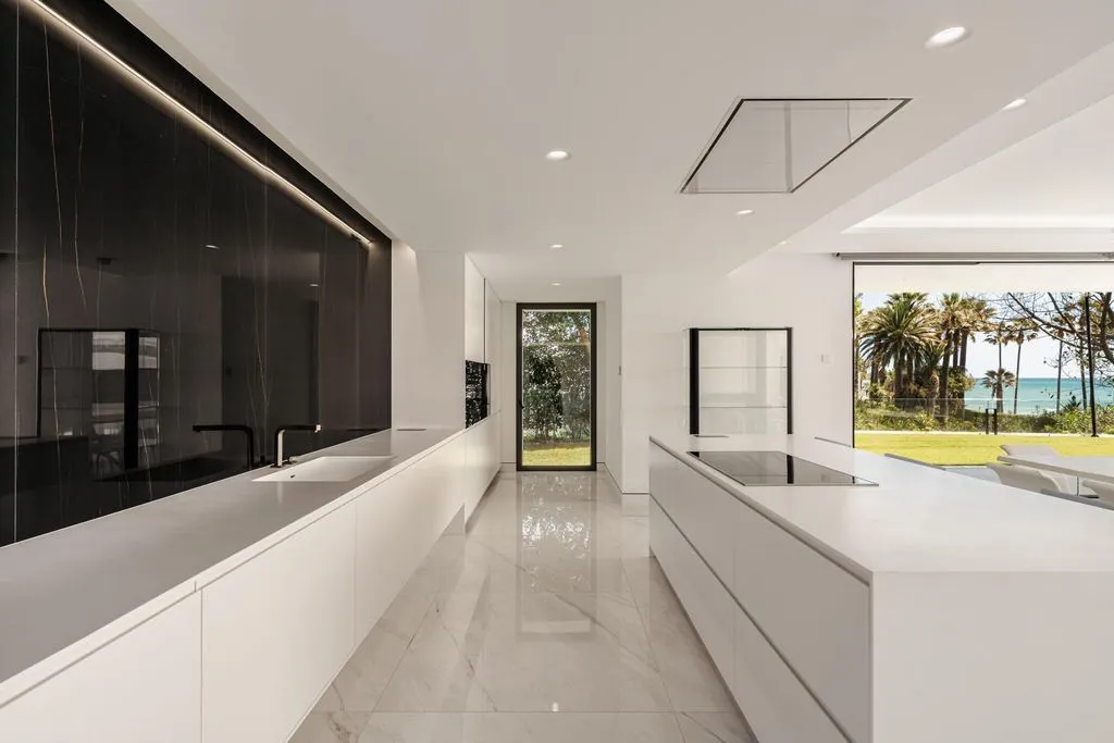 Flat 453m² in USA, Southbury. Priced at 4900000€ rent photo-3