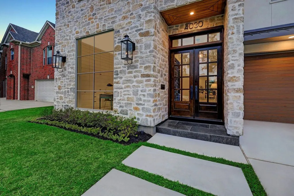 House 360m² in USA, Houston. Priced at 1966600€ rent photo-2