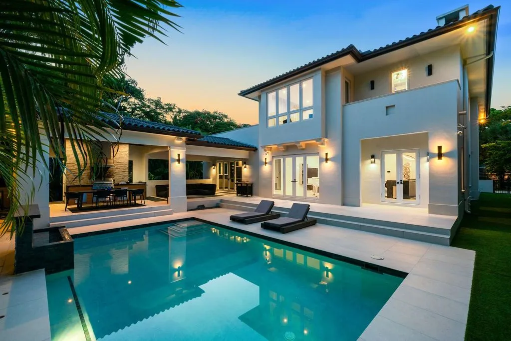 House 374m² in USA, Coral Gables. Priced at 4756500€ rent photo-1