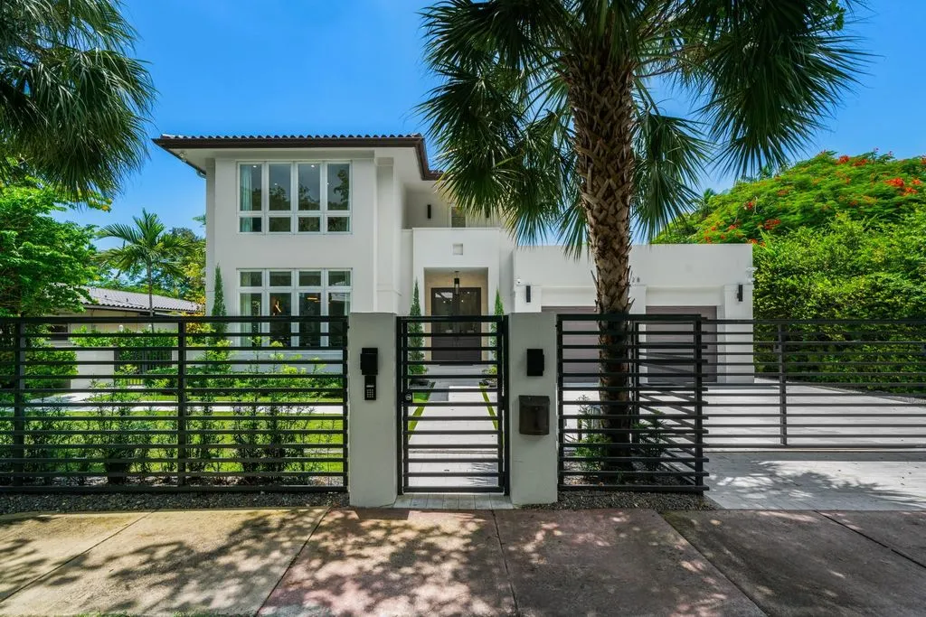 House 374m² in USA, Coral Gables. Priced at 4756500€ rent photo-2