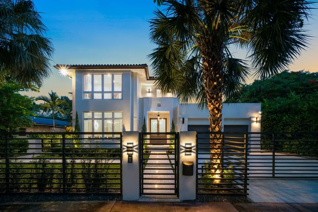 House 374m² in USA, Coral Gables. Priced at 4756500€ rent photo-3
