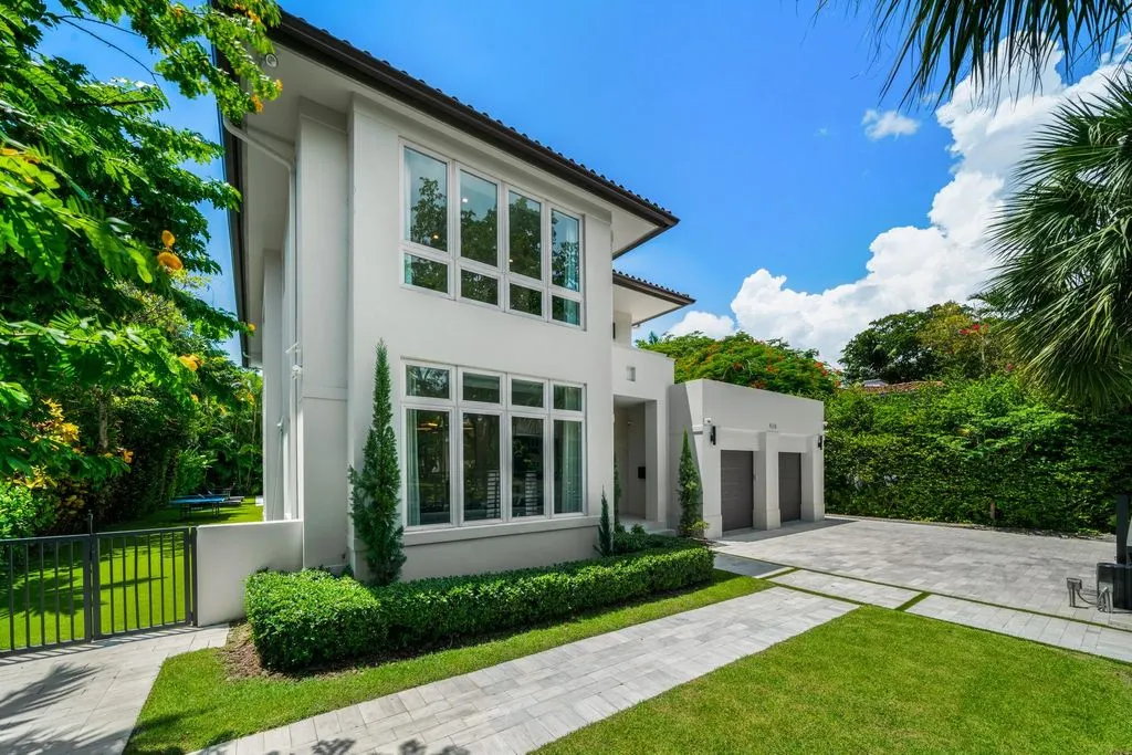 House 374m² in USA, Coral Gables. Priced at 4756500€ rent photo-4