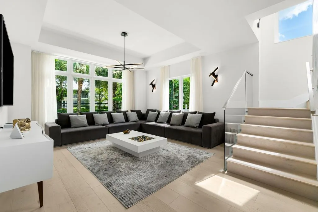 House 374m² in USA, Coral Gables. Priced at 4756500€ rent photo-6