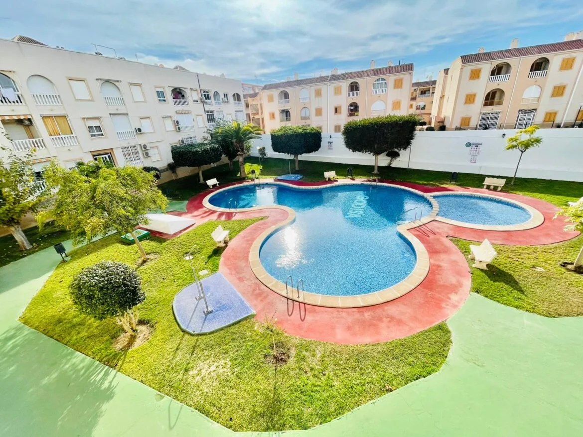 Flat 70m² in Spain, Torrevieja. Priced at 77308£ rent photo-1