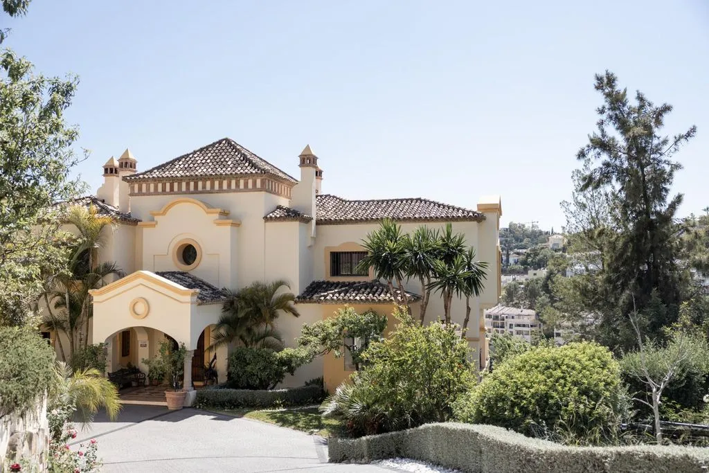 Villa 721m² in Italy, Karimate. Priced at 2850000€ rent photo-1