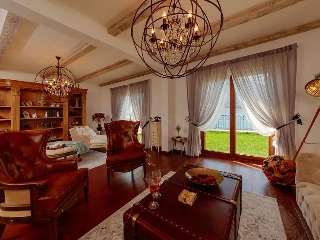Villa 193m² in Montenegro, Dobrota. Priced at 1200000€ rent photo-1
