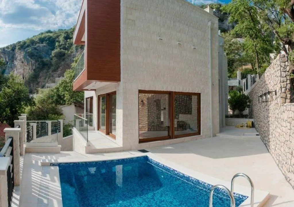 House 285m² in Montenegro, Budva. Priced at 1150000€ rent photo-1