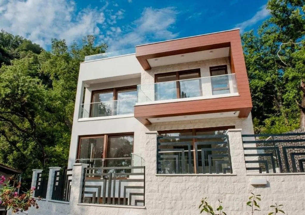 House 285m² in Montenegro, Budva. Priced at 1150000€ rent photo-2
