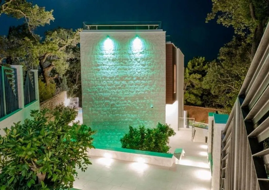 House 285m² in Montenegro, Budva. Priced at 1150000€ rent photo-3