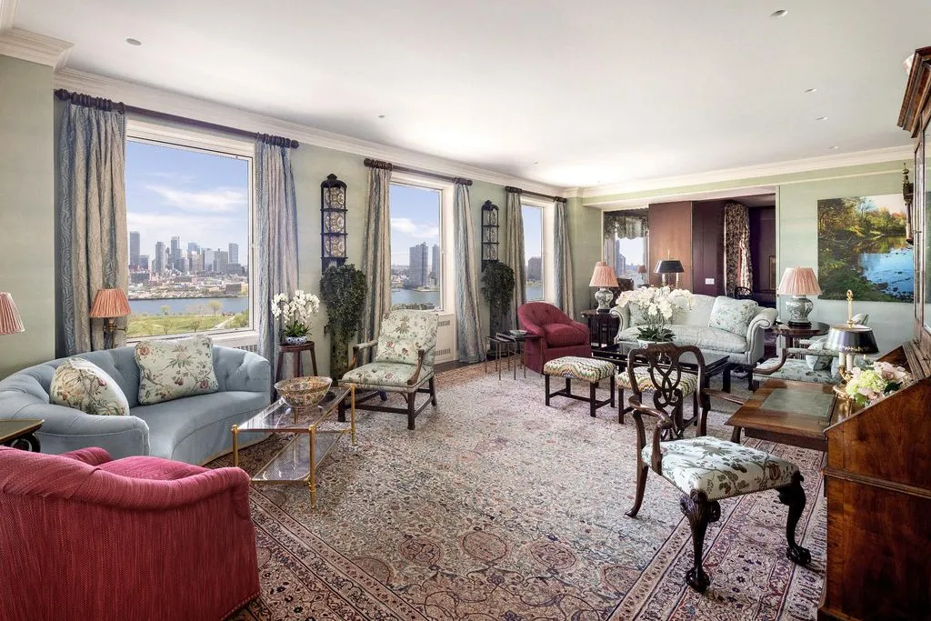 House 455m² in USA, New York. Priced at 9990400€ rent photo-3