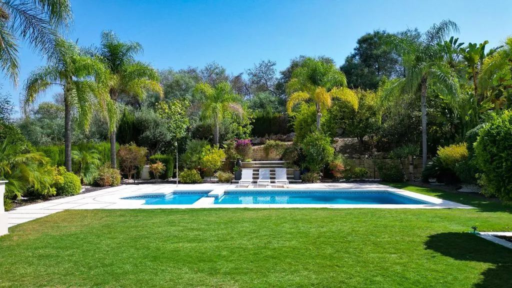 Villa 555m² in Portugal, Oeirash. Priced at 2850000€ rent photo-2