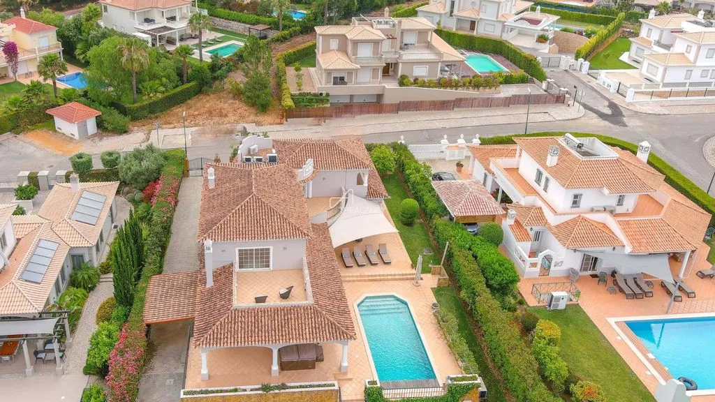 Villa 358m² in Portugal, Vilamora. Priced at 2295000€ rent photo-3