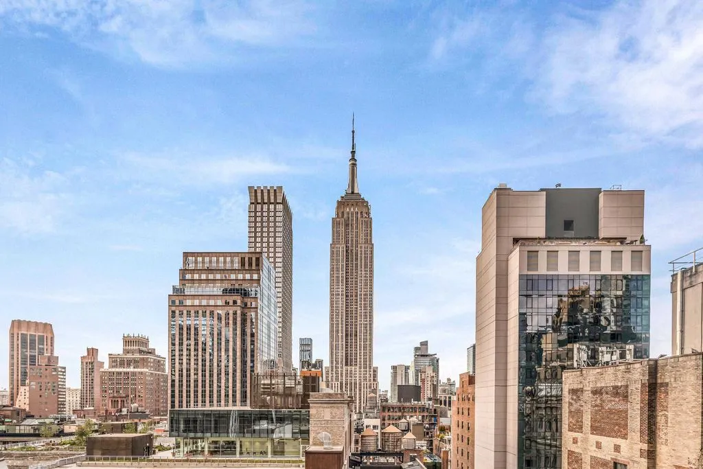 Flat 123m² in USA, New York. Priced at 3006300€ rent photo-2