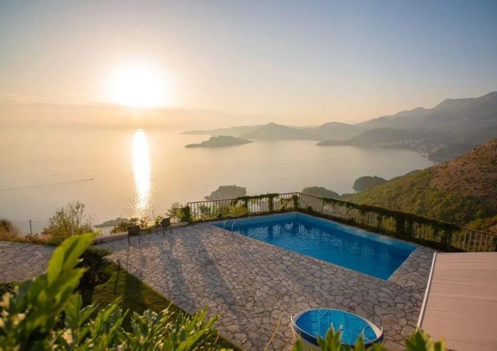 House 163m² in Montenegro, Budva. Priced at 600000€ rent photo-1
