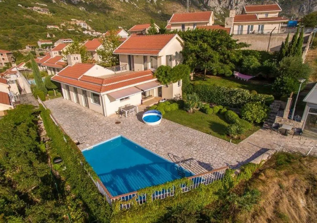 House 163m² in Montenegro, Budva. Priced at 600000€ rent photo-2