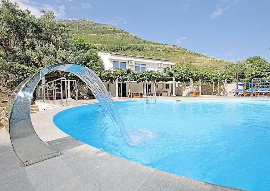 House 174m² in Montenegro, Budva. Priced at 525000€ rent photo-1