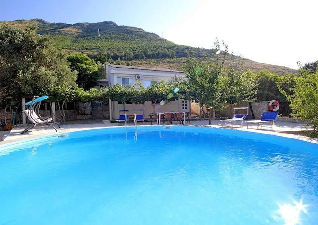 House 174m² in Montenegro, Budva. Priced at 525000€ rent photo-2