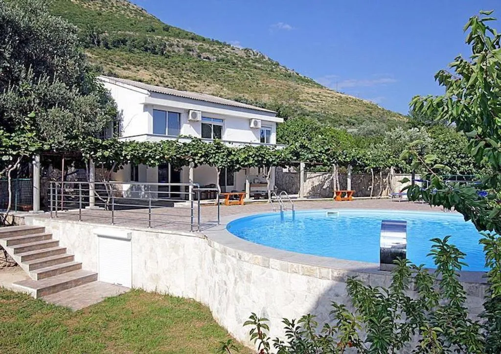 House 174m² in Montenegro, Budva. Priced at 525000€ rent photo-3