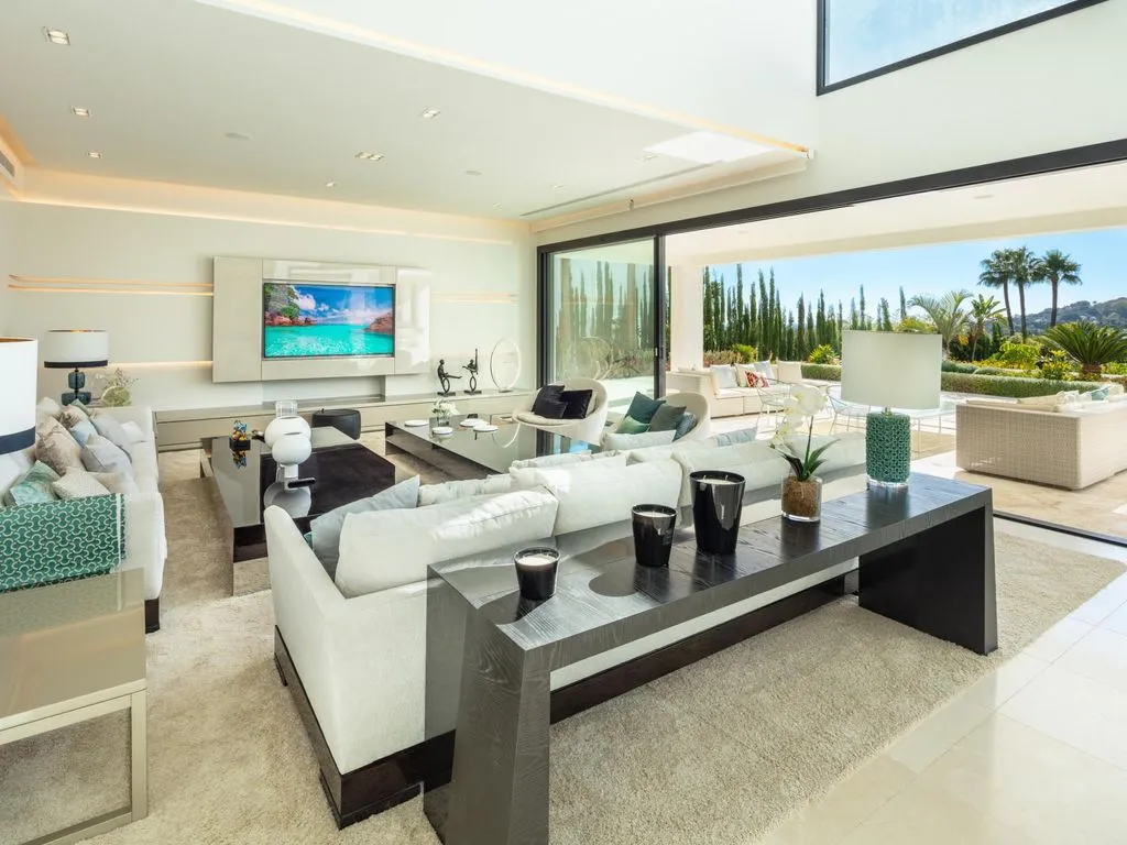 Villa 921m² in Portugal, Oeirash. Priced at 6990000€ rent photo-2