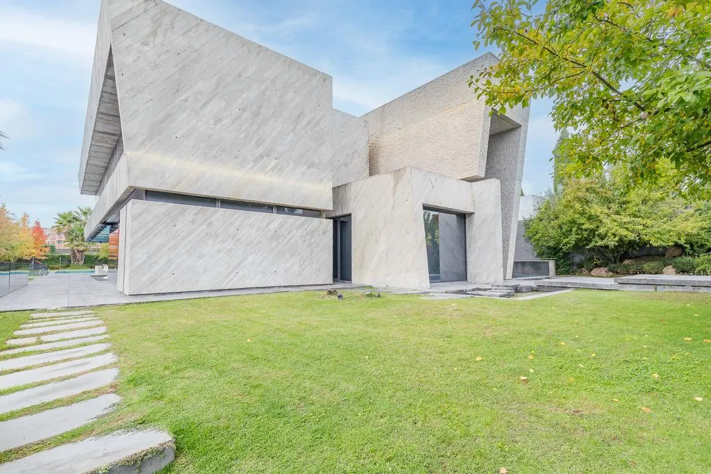 House 1173m² in Portugal, Lisbon. Priced at 5900000€ rent photo-2