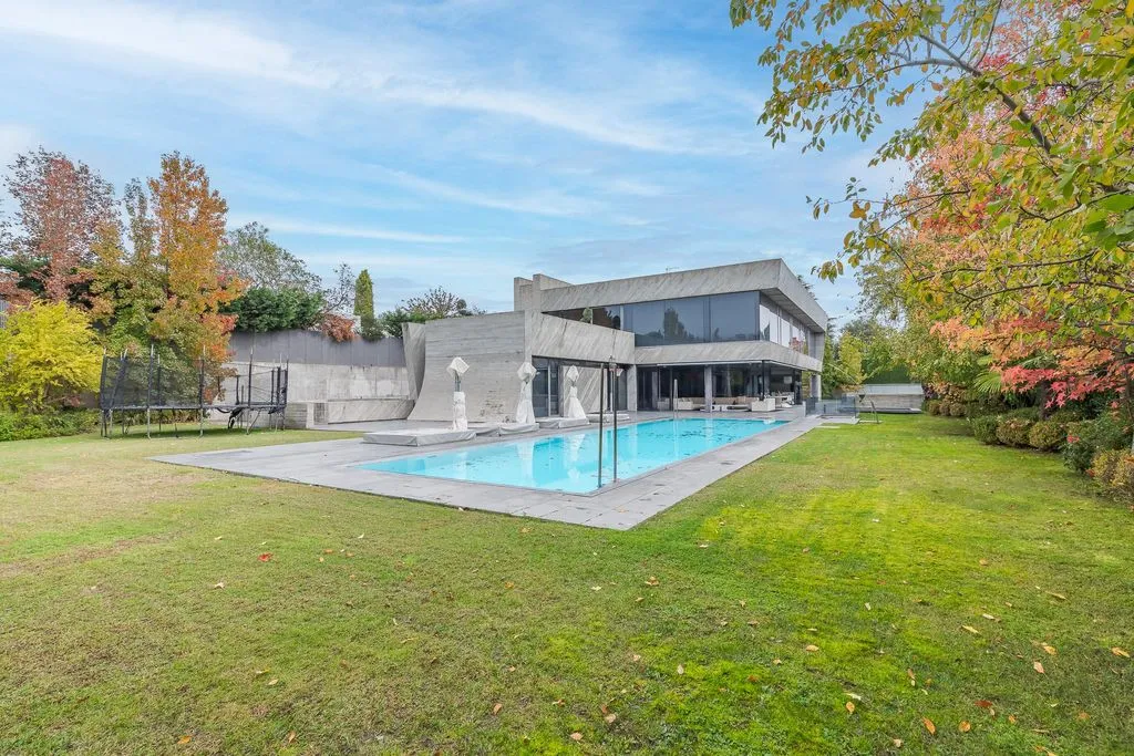 House 1173m² in Portugal, Lisbon. Priced at 5900000€ rent photo-3
