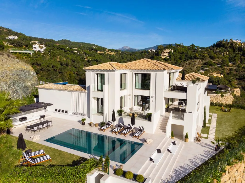 Villa 1080m² in Italy, Karimate. Priced at 6750000€ rent photo-1