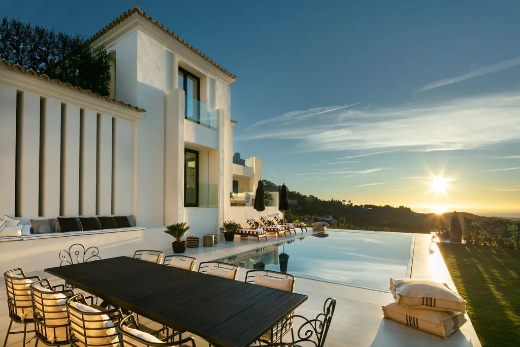Villa 1080m² in Italy, Karimate. Priced at 6750000€ rent photo-2