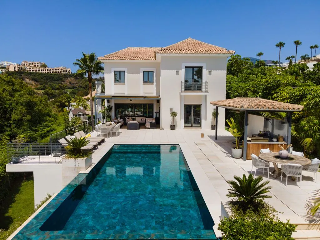 Villa 850m² in Italy, Karimate. Priced at 4850000€ rent photo-2