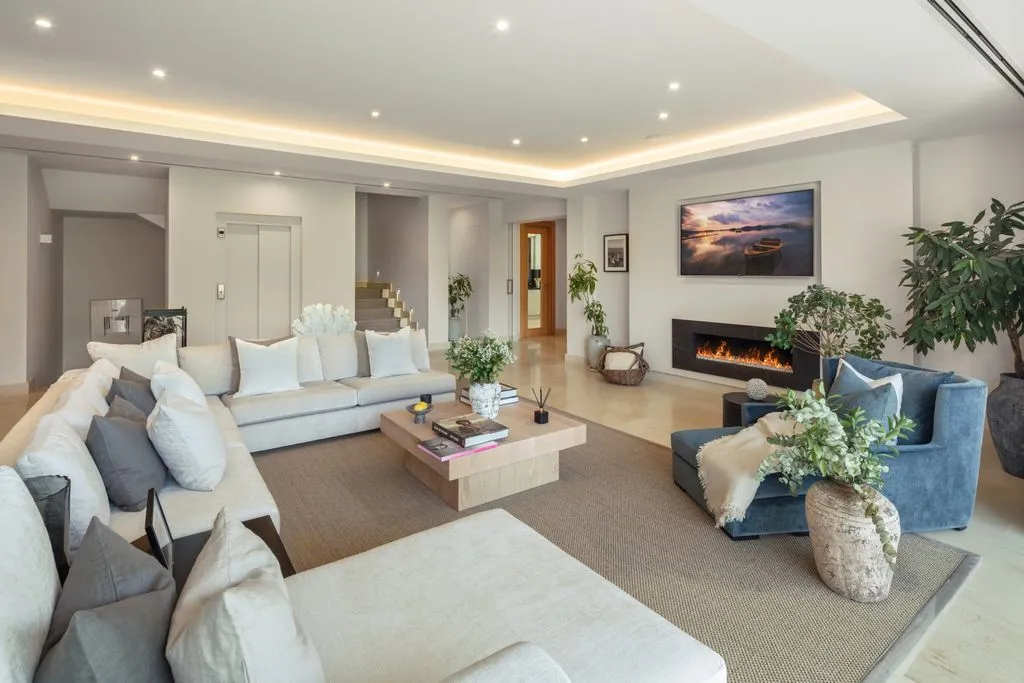 Villa 850m² in Italy, Karimate. Priced at 4850000€ rent photo-4