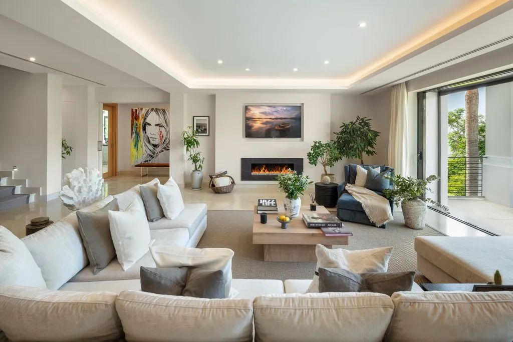 Villa 850m² in Italy, Karimate. Priced at 4850000€ rent photo-5