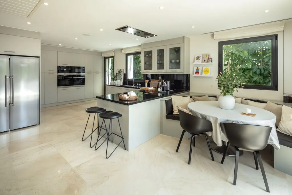 Villa 850m² in Italy, Karimate. Priced at 4850000€ rent photo-6