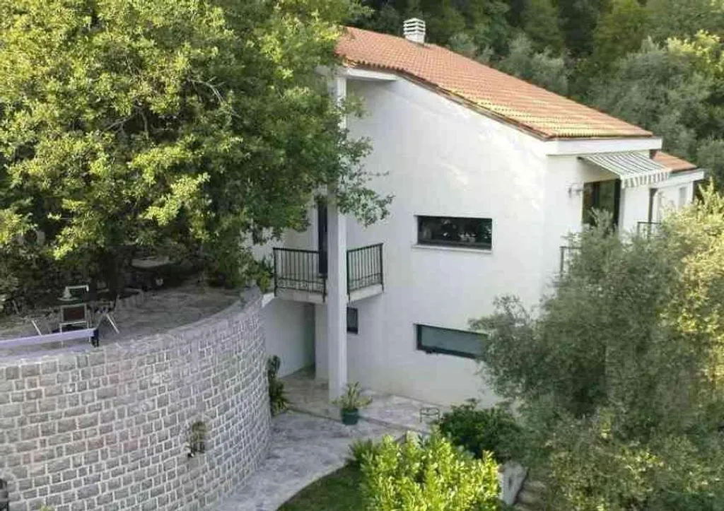House 260m² in Montenegro, Budva. Priced at 350000€ rent photo-2