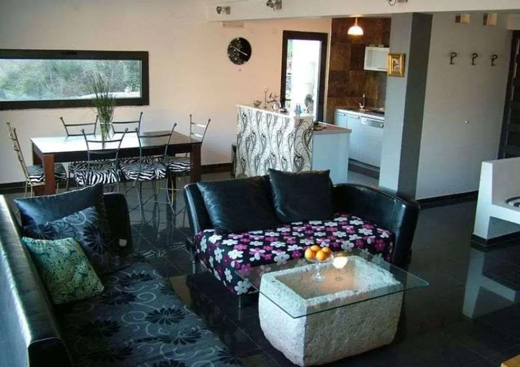 House 260m² in Montenegro, Budva. Priced at 350000€ rent photo-5
