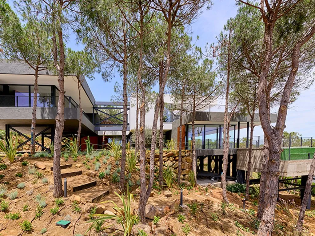 Villa 838m² in Italy, Manerba del Garda. Priced at 4000000€ rent photo-3