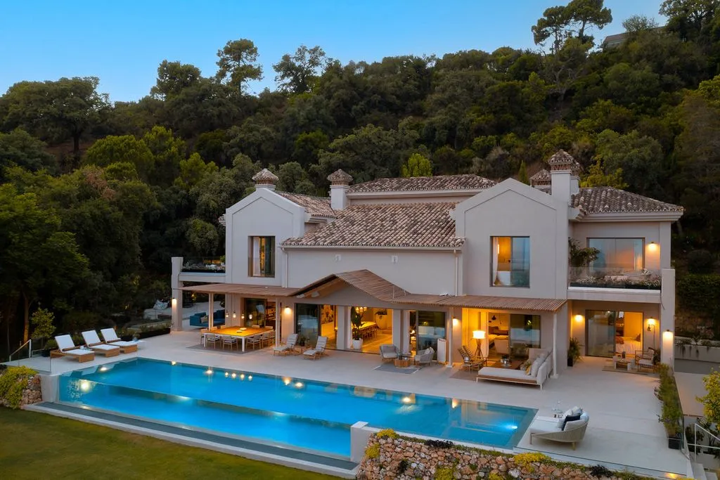 Villa 709m² in Italy, Karimate. Priced at 7800000€ rent photo-1