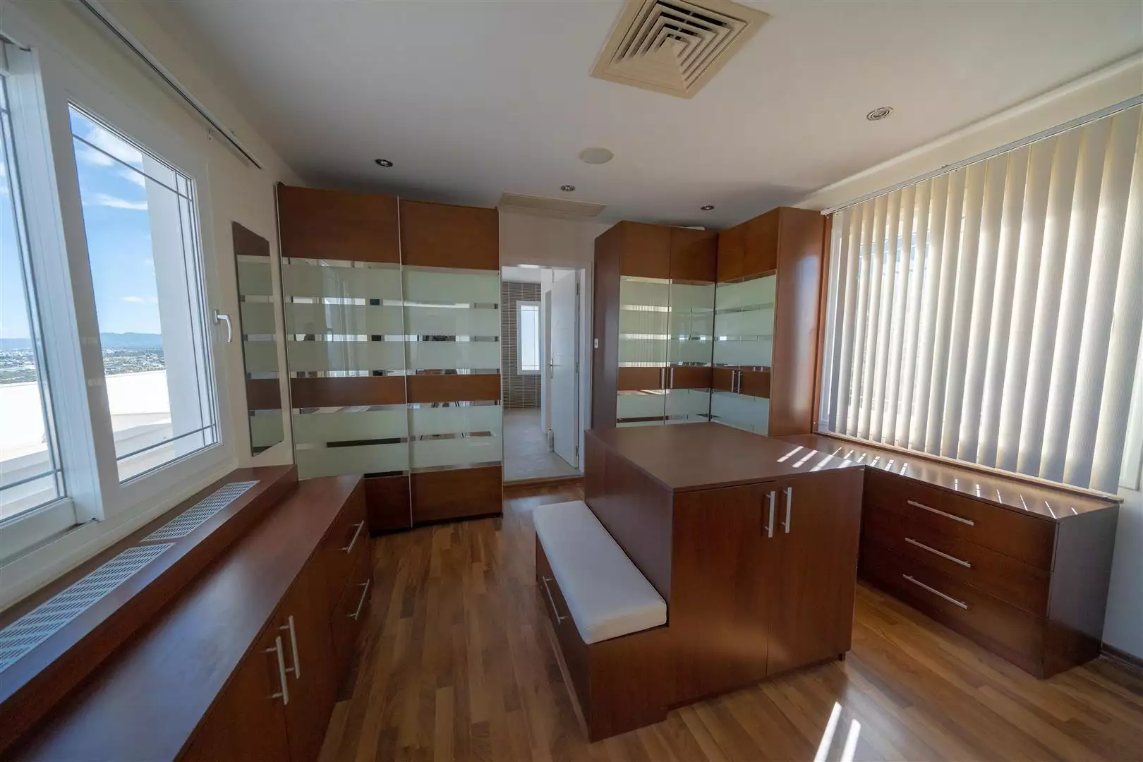 Villa 178m² in Cyprus, Edremith. Priced at 1100000£ rent photo-27