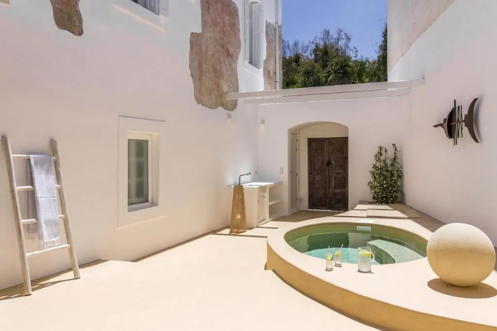 Flat 245m² in Greece, Paros. Priced at 2800000€ rent photo-3