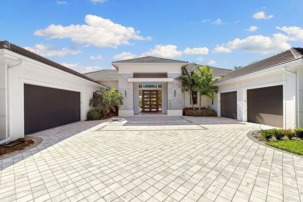 House 449m² in Italy, Naples. Priced at 7300400€ rent photo-2