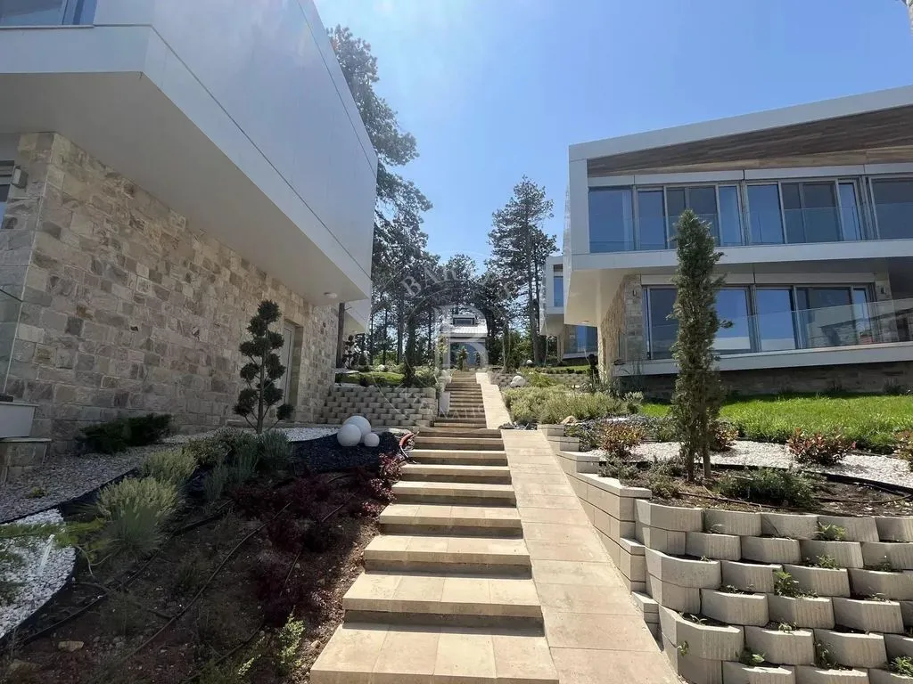 House 291m² in Montenegro, Golubovci. Priced at 569000€ rent photo-2