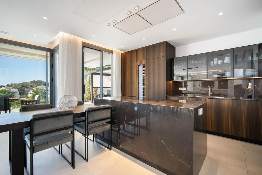Villa 380m² in Portugal, Oeirash. Priced at 3250000€ rent photo-2