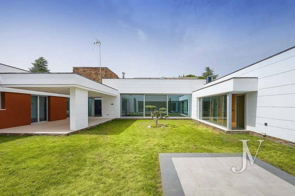 House 485m² in Portugal, Lisbon. Priced at 2500000€ rent photo-2