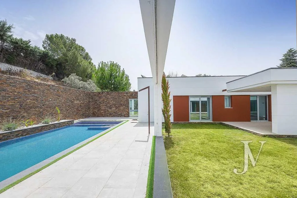 House 485m² in Portugal, Lisbon. Priced at 2500000€ rent photo-3