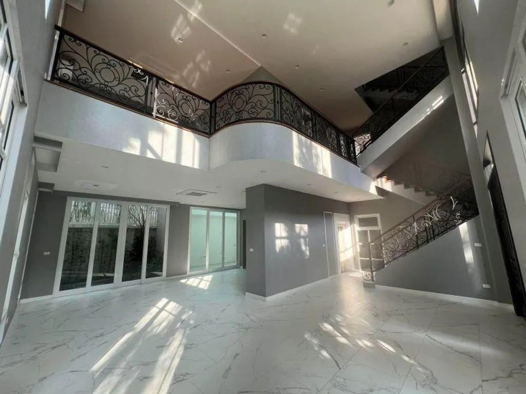 Villa 586m² in Thailand, Bangkok. Priced at 1776900€ rent photo-3