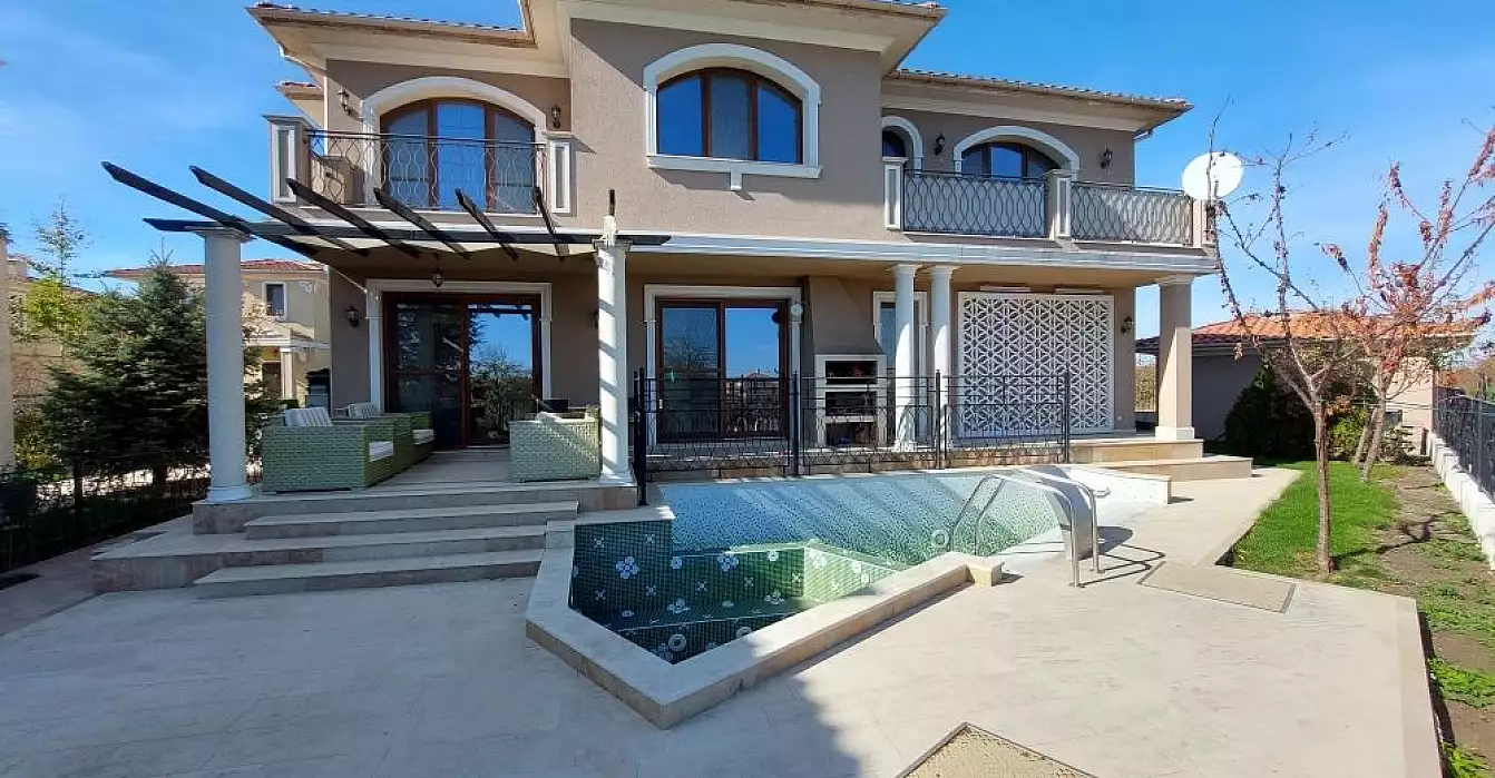Townhouse 393m² in Bulgaria, Pomorie. Priced at 450000€ rent photo-1