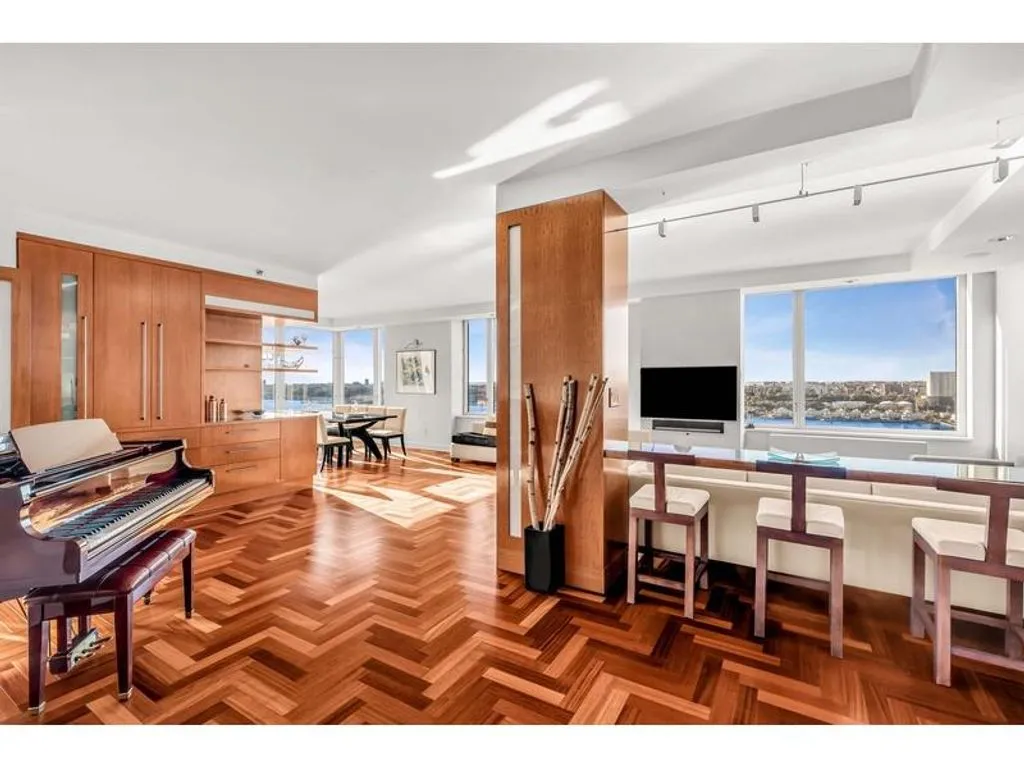 Other Properties 278m² in USA, New York. Priced at 5508800€ rent photo-3